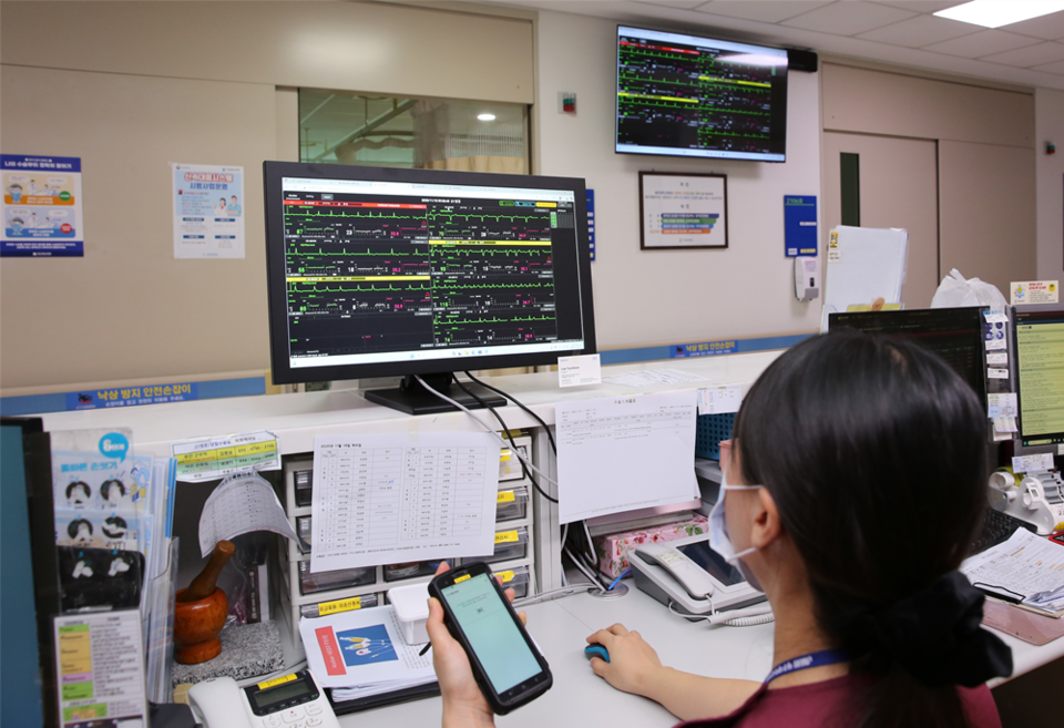 제주대병원 모든 병상에 24시간 실시간 모니터링 시스템이 확대 구축된 가운데 담당 간호사들이 모니터를 보며 환자상태를 확인하고 있다.