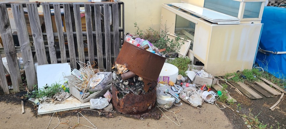 최규발 교수는 제주도로 곳곳에 버려진 쓰레기로 마음이 좋지 않다고 했다. [사진 = 최규발 교수]