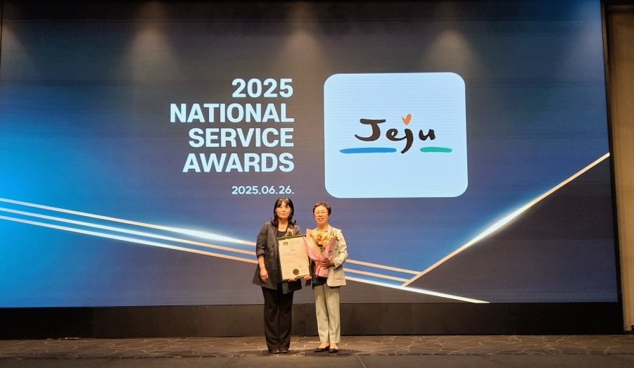 제주워케이션이 지역과 기업이 상생하는 혁신적 정책 모델로 차별화된 운영 전략과 실질적인 성과를 인정받아 2024년과 2025년 2년 연속 ‘국가서비스대상 워케이션’ 부문을 수상했다.