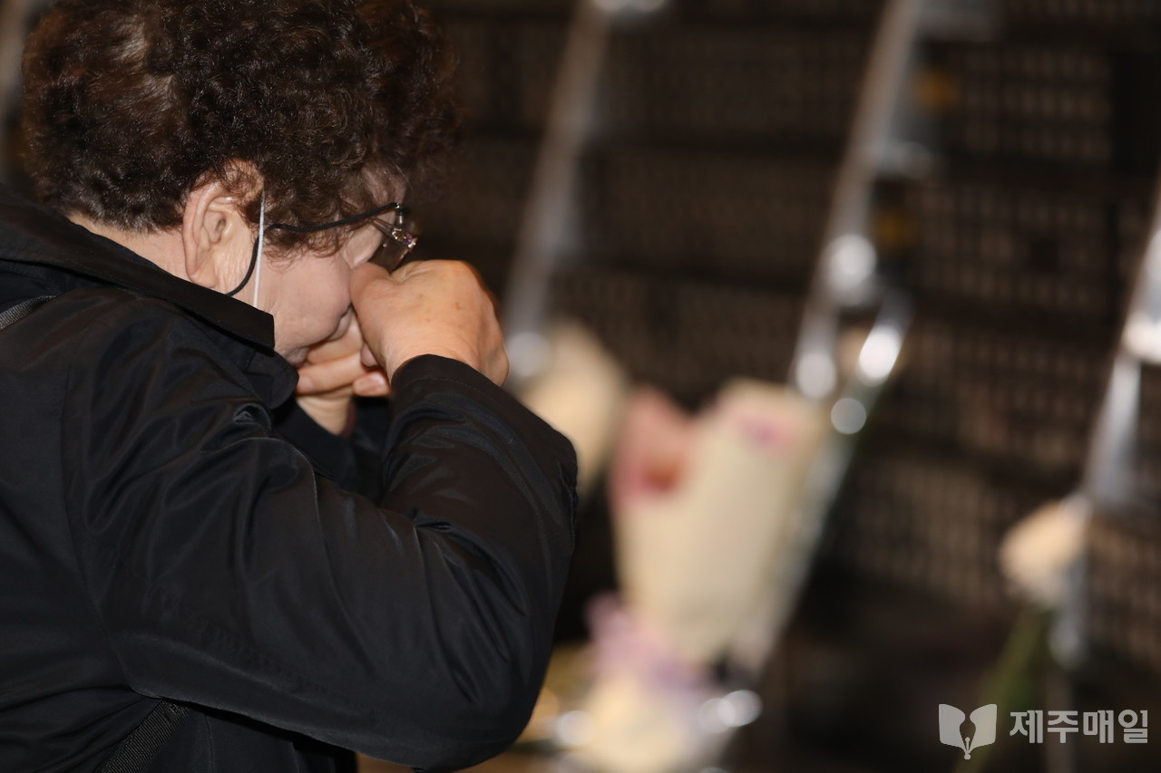 주4.3평화공원을 찾은 4.3희생자 유족이 희생자 위패 봉안소에서 눈물을 흘리고 있다.