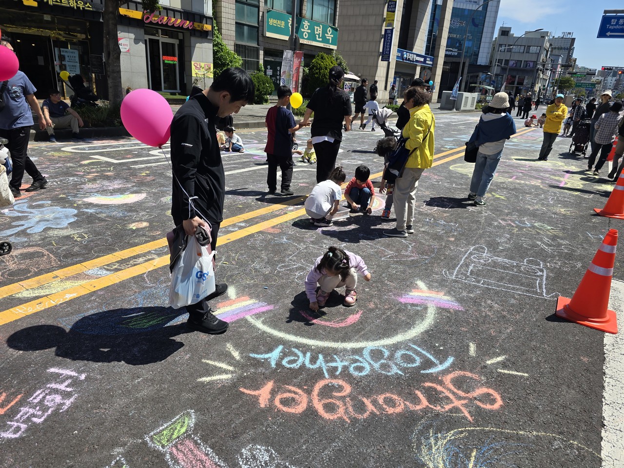  지난 4월 26일 제주시 원도심 ‘차 없는 거리 걷기 축제’ 참가자들이 행사를 즐기고 있다. 
