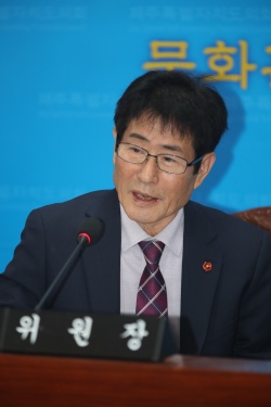 고태민 제주도의회 문화관광체육위원장이 질의하고 있다.