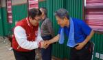지난 13일 제주도 노인복지관을 찾은 김경택 예비후보가 어르신들과 인사를 나누고 있다.