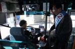 고희범 민주당 제주도지사 예비후보가 지난 15일 제주시외버스터미널에서 서회선 버스에 오르고 있다.