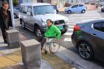 고희범 예비후보가 지난 22일 장애인용 휠체어를 타고 도로 체험을 하고 있다.