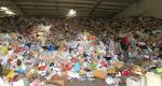 최근 제주시가 재활용 쓰레기 반입량이 늘면서 처리에 어려움을 겪고 있는 가운데 봉개동주민들이 창고에 쌓여가는 재활용쓰레기를 살펴보고 있다. 박민호 기자