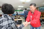 29일 새누리당 양용만 후보가 지역 유권자들에게 지지를 호소하고 있다.  
