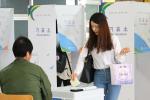 제10회 전국동시지방선거 투표일인 4일 신광초등학교에 마련된 투표소를 찾은 한 시민이 소중한 한표를 행사하기 위해 기다리고 있다. 