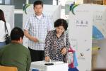 제10회 전국동시지방선거 투표일인 4일 신광초등학교에 마련된 투표소를 찾은 시민들이 소중한 한표를 행사하고 있다. 