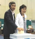 양창식 교육감 후보는 4일 오전 8시경 아내 오영선씨와 함께 연동 제2투표소 신제주초등학교 체육관에서 투표를 마쳤다.