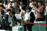 제6회 전국동시지방선거 개표가 4일 제주시한라체육관에서 시작된 가운데 개표참관인이 투표함 이상 유무를 확인하고 있다. 