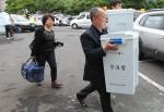 제6회 전국동시지방선거가 마무리된 4일 오후 투표함들이 개표소로 들어오고 있다. 