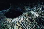 상효 조면암의 노두, 돈내코 상류 해발 800∼900m의 하천 바닥을 이루고 있는 조면암의 판상절리. 이와 같은 조면암의 노두는 어리목 상류의 Y계곡에서도 관찰된다. 