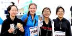 캐나다 출신 브랭섬홀 아시아 영어교사 레이첼 브리아드씨(왼쪽 두 번째)가 27일 마라톤 대회를 완주한 학생들과 기념촬영하고 있다.