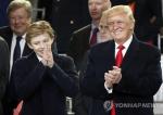 지난 20일(현지시간) 대통령 취임식에 함께 참석한 도널드 트럼프 미국 대통령(오른쪽)과 10세 막내아들 배런(왼쪽)[AP=연합뉴스]