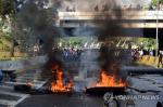 타이어에 불을 붙이고 도로 점거한 반정부 시위대 [AFP=연합뉴스]