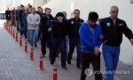 터키 경찰이 FETO 가담 의심 세력을 연행하는 모습[AFP=연합뉴스]