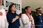 한 행사에서 가슴에 손을 얹고 국가를 부르는 두테르테 필리핀 대통령(오른쪽 2번째)과 로브레도 부통령(오른쪽 3번째)[EPA=연합뉴스 자료사진]