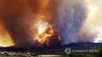산불로 연기와 불꽃이 치솟는 미국 애리조나 주 메이어 지역[AP=연합뉴스]