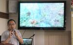 윤상훈 녹색연합 사무처장이 강정 앞 바다의 연산호 훼손 실태에 대해 설명하고 있다. 오수진 기자