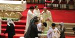 천주교제주교구장 강주일 주교가 제주중앙주교좌성당에서 부활성야 침수세례를 하고 있다.            