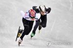'첫 도핑적발' 일본 사이토 게이. 한국의 서이라(왼쪽)와 경주를 펼치는 일본 쇼트트랙 사이토 게이. [연합뉴스]