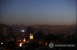 14일(현지시간) 새벽 시리아 수도 다마스쿠스 지역에서 미국 등 서방 국가들의 공습 직후 연기가 솟아오르고 있다. 미국을 중심으로 영국, 프랑스 등 서방 국가들은 이날 새벽 시리아 정부의 화학무기 사용과 관련해 '응징 공격'에 나섰다. [연합뉴스]