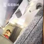 15일 오전 중국국제항공 항공기에서 한 남성승객이 여승무원을 인질로 잡는 사건이 발생했다. 중국 SNS에 납치상황을 촬영한 것으로 추정되는 사진이 올라왔다. [연합뉴스]