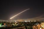 14일(현지시간) 시리아 수도 다마스쿠스의 새벽 하늘 위를 미사일이 가로지르고 있다. [연합뉴스]