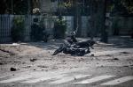 2018년 5월 13일 인도네시아 수라바야 시내에서 발생한 폭탄테러 현장 인근 도로에 망가진 오토바이와 잔해가 널려 있다. [AFP=연합뉴스]