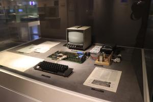 대표 소장품인 ‘애플 1’ 컴퓨터. 스티브잡스와 스티브 워즈니악의 애플컴퓨터에서 만든 첫 번째 컴퓨터인 ‘애플 1’은 수공업으로 만들어서 200여 대만 제작했다. 현재 남아있는 100여 대 중에서 작동이 되는 건 6대 정도인데 소장품이 그 중 하나다. 