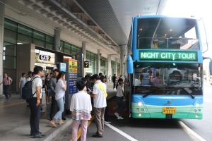 야밤버스 투어는 제주국제공항 1층 2번게이트 3번 버스 정류장에서 시작된다.