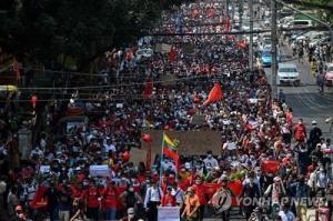 7일 양곤 시내에서 쿠데타에 항의하는 시위대가 행진하고 있다. [연합]&nbsp;