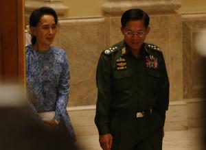 미얀마&nbsp;쿠데타를 주도한 민아웅 흘라잉(오른쪽) 사령관과 아웅산 수치 국가고문 [연합]