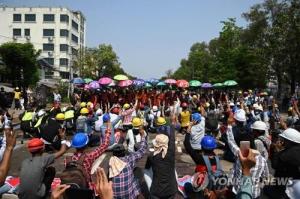 11일 미얀마 양곤의 반 쿠데타 시위대 [연합]