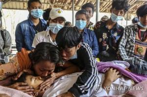 시위 진압 군경 총탄에 숨진 미얀마 소년.[연합]