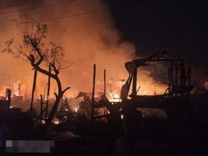 만달레이에서 전날 군경의 방화로 40여가구가 불에 타는 모습.[연합]