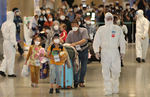과거 한국을 도왔던 아프가니스탄 협력자와 그 가족들이 26일 오후 인천공항을 통해 입국하고 있다. [연합]