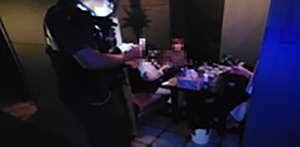  제주경찰과 시청단속반이 밤 10시 이후 불법 영업을 하고 있는 카페를 급습해 적발했다.