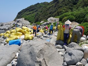 제주도와 추자주민 등이 바다환경 정비를 위해 추자면 사수도에서 해양쓰레기 정화활동을 펼치고 있다.