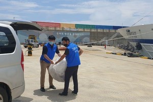 삼다수봉사대가 해양쓰레기 수거 활동을 펼치고 있다.