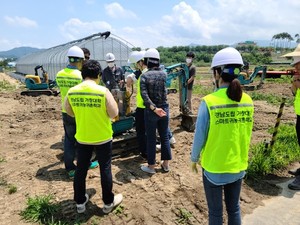 경남도립거창대학 스마트귀농귀촌학과 학생들이 농기계 조작 실습을 하고 있다.