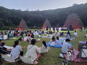 제주돌문화공원이 지난 26일 교래자연휴양림에서 개최한 '해질녘 여름버스킹' 모습.