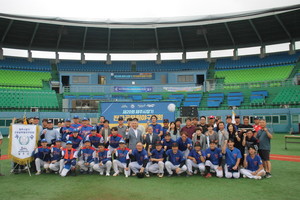 제주시장기 전국공무원야구대회에서 우승한 신안군청 야구팀이 기념사진을 촬영하고 있다.