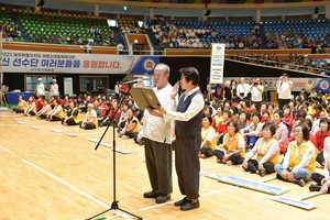 2023 제주도 어르신생활체육대회가 개최된 가운데 선수단 대표가 선서하고 있다.