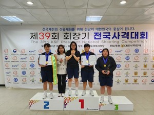 우승 기념사진을 찍고 있는 제주여상팀. 왼쪽부터 강지예, 홍영옥 지도자, 오예진, 양서윤, 강서정
