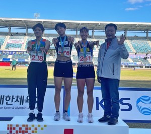 박지현 선수(가운데)가 금메달을 목에 걸고 기념촬영을 하고 있다.