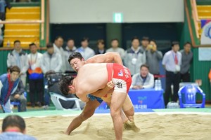 씨름 결승전에 오른 유환(청샅바) 선수가 밀어치기를 시도하고 있다.