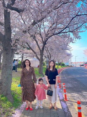 이수진씨와 친엄마, 딸이 벚꽃나무를 배경으로 기념촬영을 하고 있다.