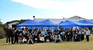 2023 제2차 가족참여 스포츠캠프 참가자들이 단체 사진을 촬영하고 있다.